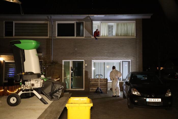 Zwaarbewapende agenten bij woning in Schuilenburg