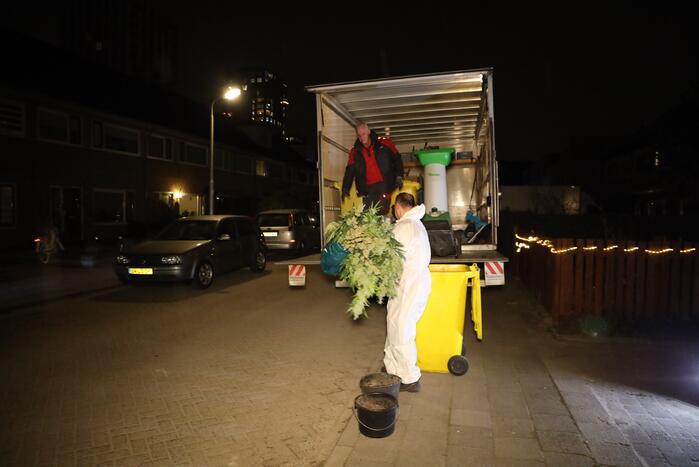 Zwaarbewapende agenten bij woning in Schuilenburg