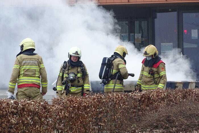 Veel rook bij brand in puincontainer