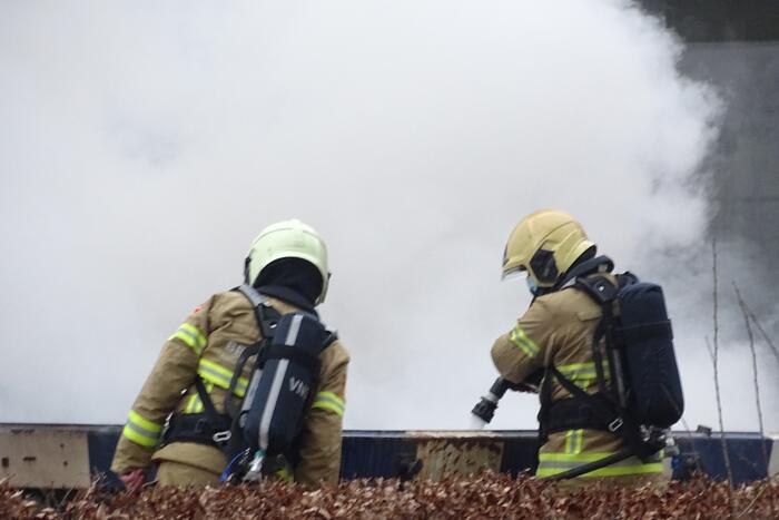 Veel rook bij brand in puincontainer
