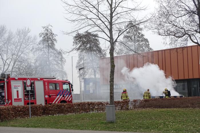 Veel rook bij brand in puincontainer