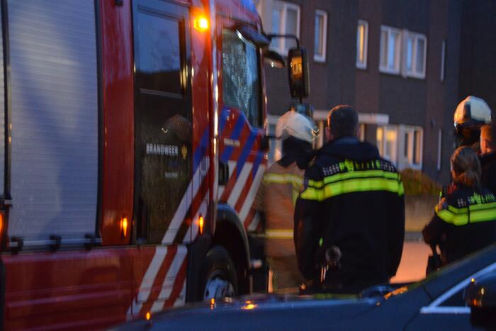 Brandweer onderzoekt vreemde lucht in woning