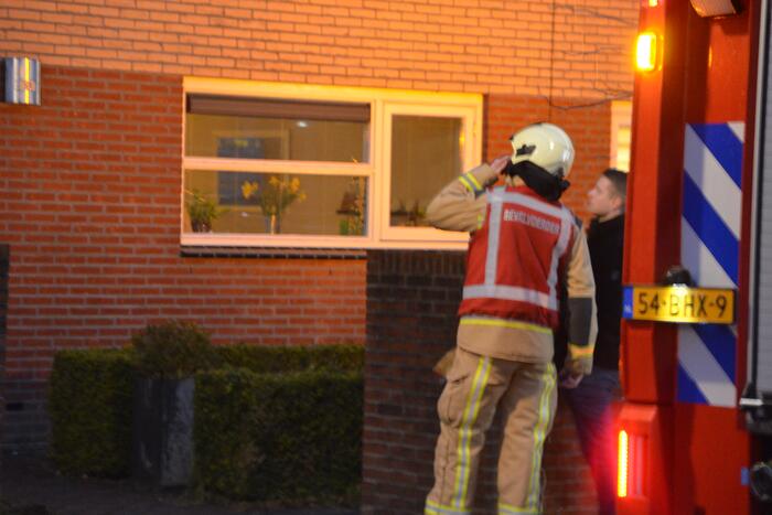 Brandweer onderzoekt vreemde lucht in woning