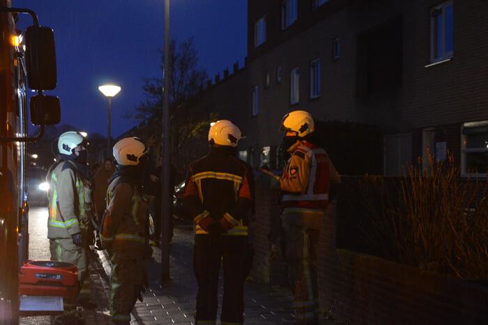 Brandweer onderzoekt vreemde lucht in woning