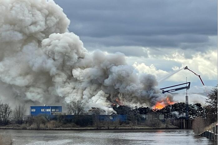Zeer grote brand bij verschrotingsbedrijf
