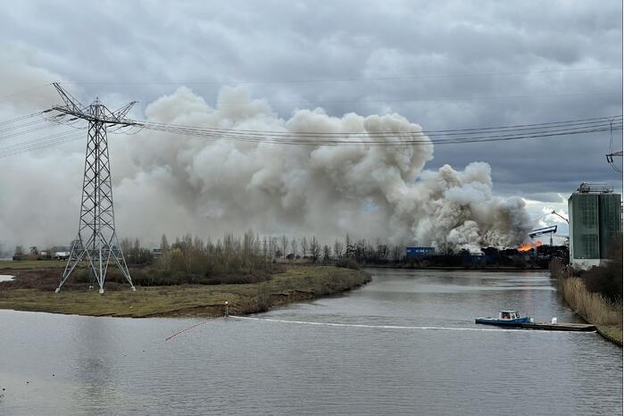 Zeer grote brand bij verschrotingsbedrijf