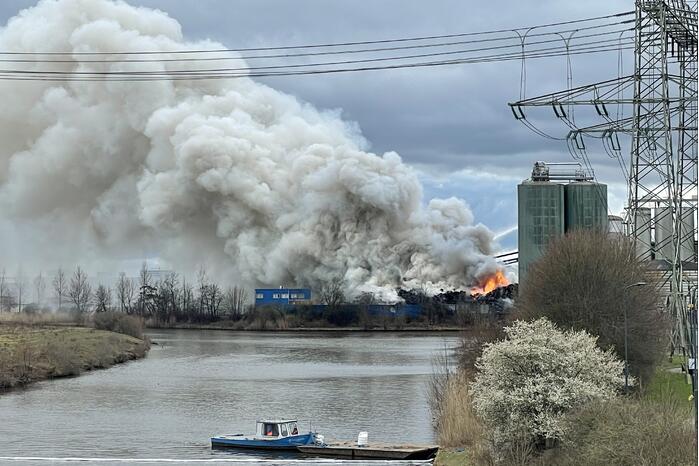 Zeer grote brand bij verschrotingsbedrijf