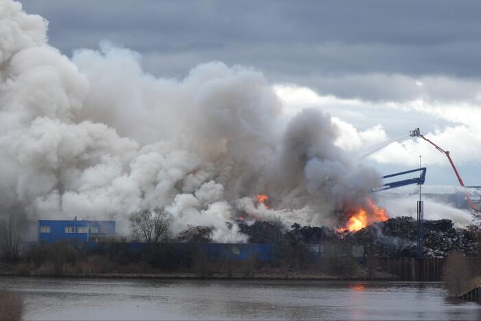 Zeer grote brand bij verschrotingsbedrijf