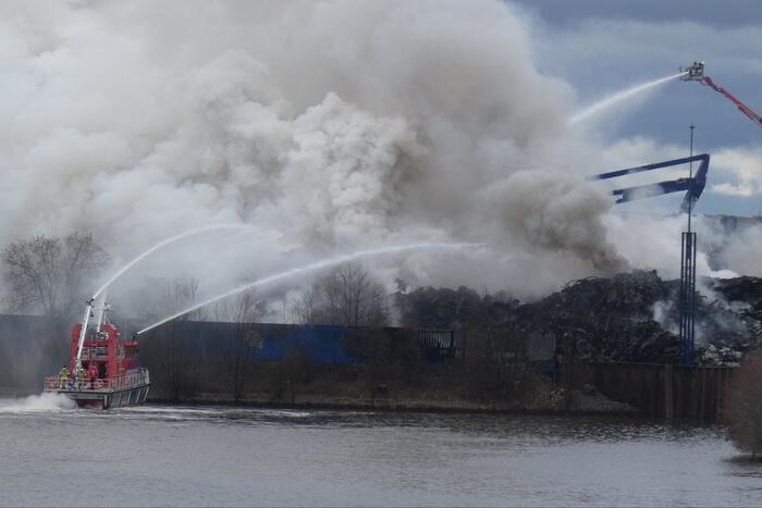 Zeer grote brand bij verschrotingsbedrijf