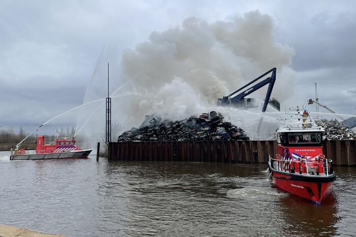 Zeer grote brand bij verschrotingsbedrijf