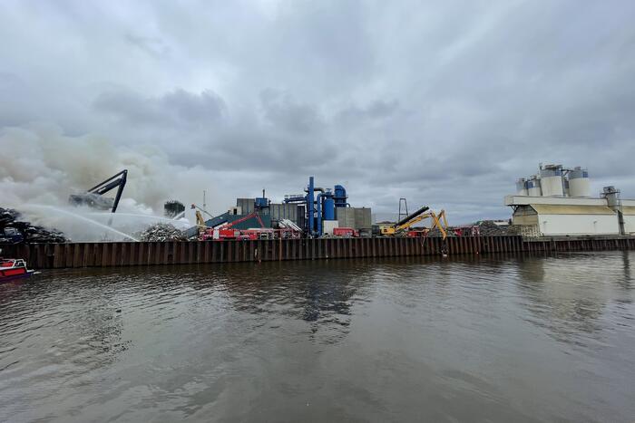 Zeer grote brand bij verschrotingsbedrijf