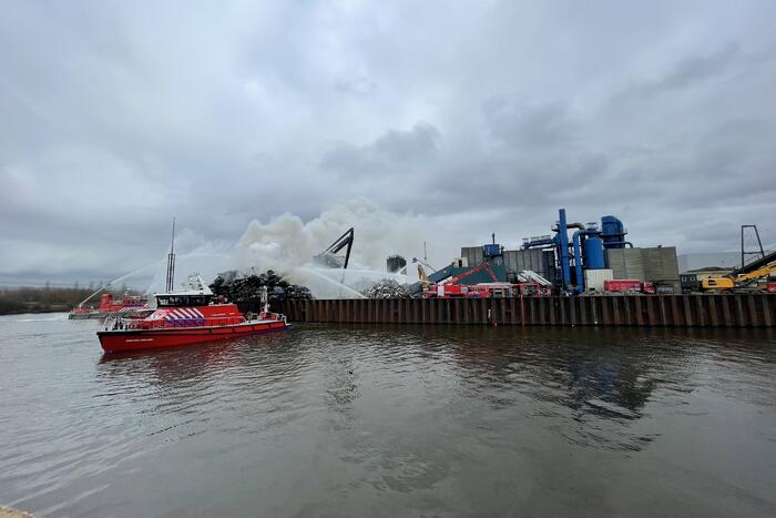 Zeer grote brand bij verschrotingsbedrijf