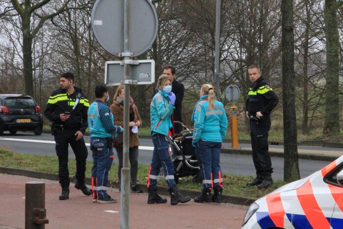 Scooterrijder botst op kinderwagen