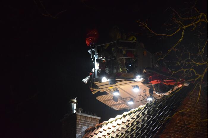 #Renesse Brandweer veegt schoorsteen na schoorsteenbrand Bremweg Renesse.