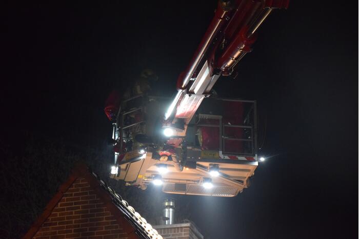 Brandweer veegt schoorsteen na schoorsteenbrand