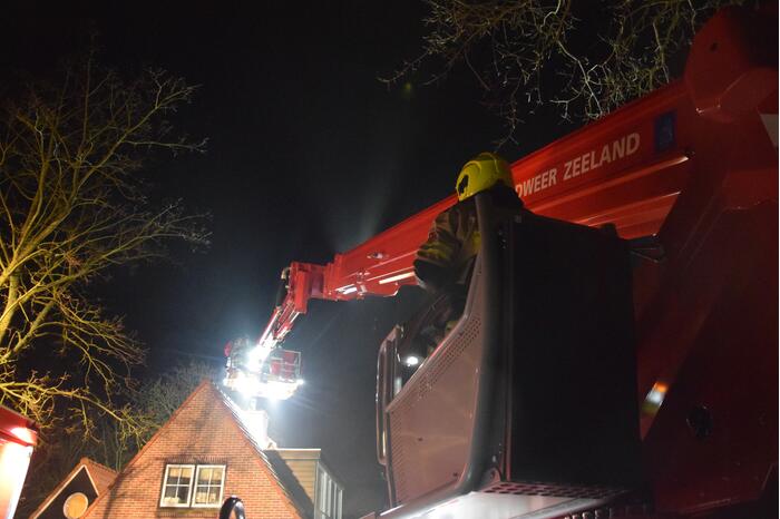 Brandweer veegt schoorsteen na schoorsteenbrand
