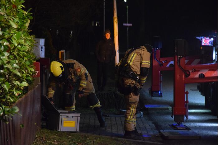 Brandweer veegt schoorsteen na schoorsteenbrand