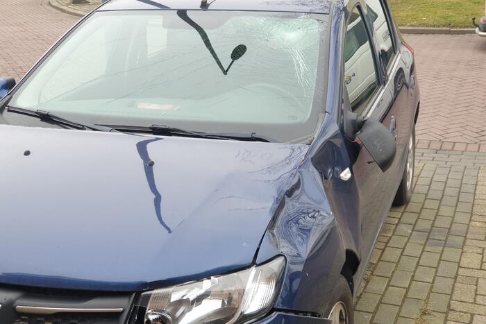 Auto en scooter botsen op kruising