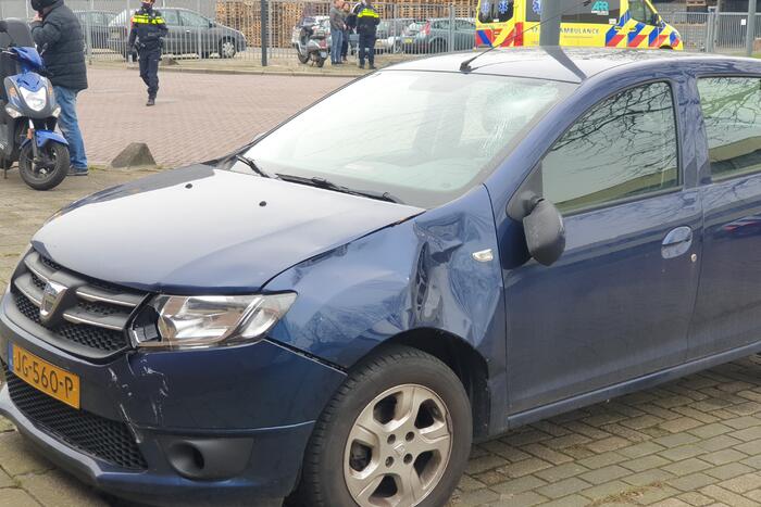 Auto en scooter botsen op kruising