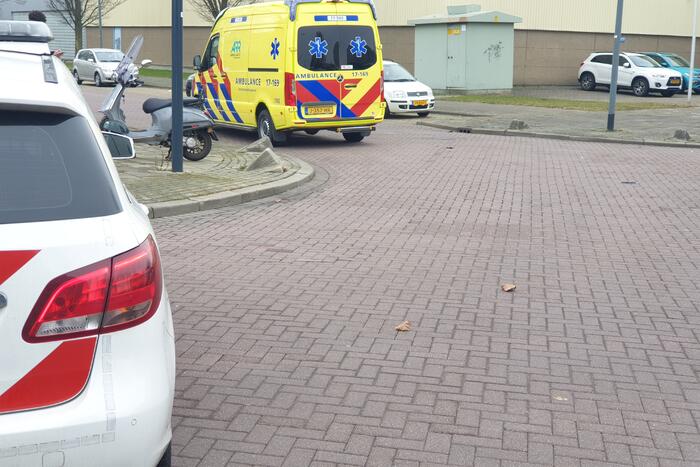 Auto en scooter botsen op kruising