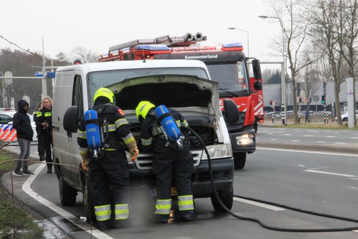 Brand in motorcompartiment van bestelbus