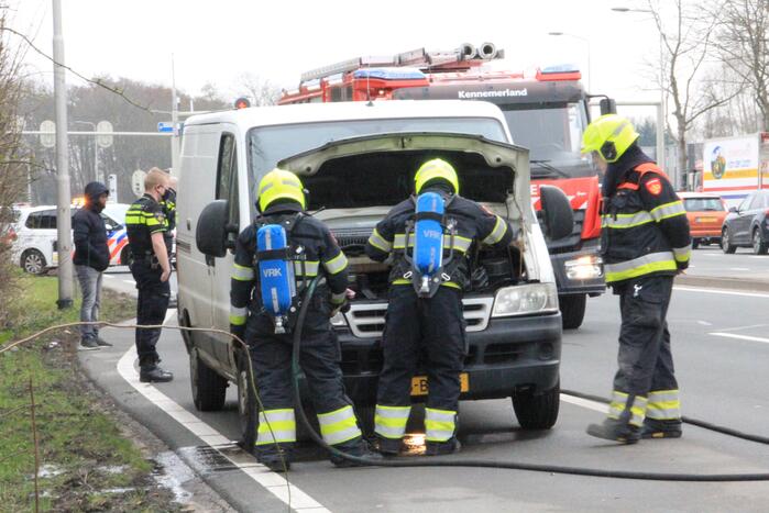 Brand in motorcompartiment van bestelbus