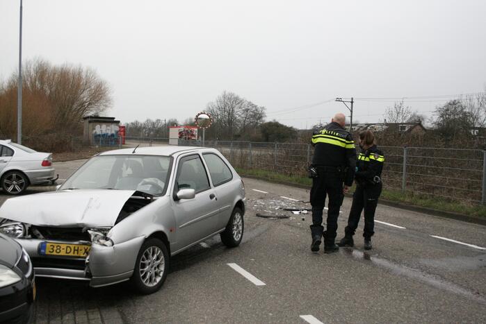 Enorme schade na ongeval tussen twee voertuigen