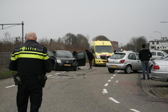 Enorme schade na ongeval tussen twee voertuigen