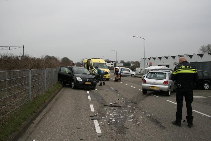 Enorme schade na ongeval tussen twee voertuigen