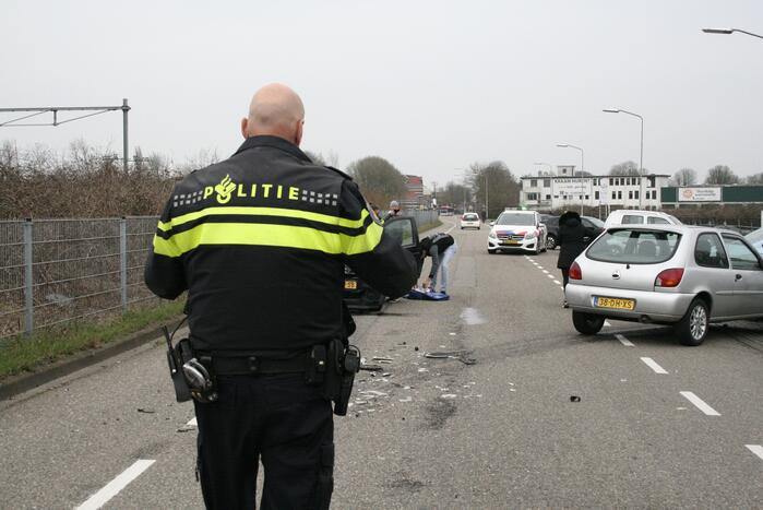 Enorme schade na ongeval tussen twee voertuigen
