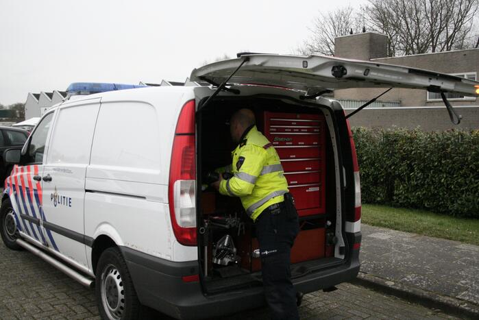 Enorme schade na ongeval tussen twee voertuigen