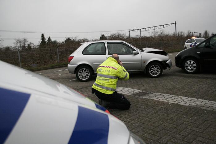 Enorme schade na ongeval tussen twee voertuigen