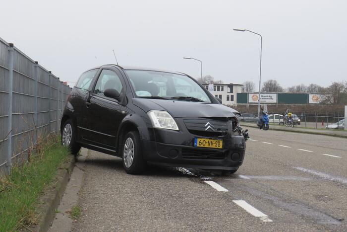 Enorme schade na ongeval tussen twee voertuigen