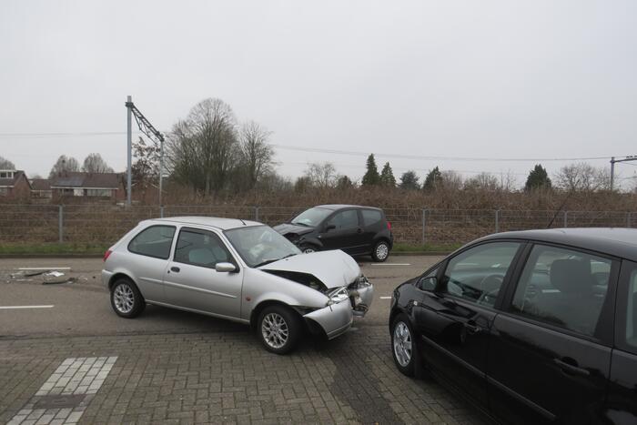 Enorme schade na ongeval tussen twee voertuigen