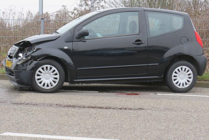 Enorme schade na ongeval tussen twee voertuigen