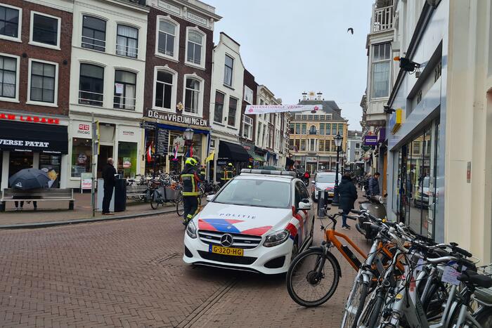 Kabel spandoek schiet door raam van woning