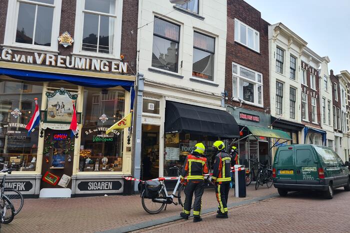 Kabel spandoek schiet door raam van woning