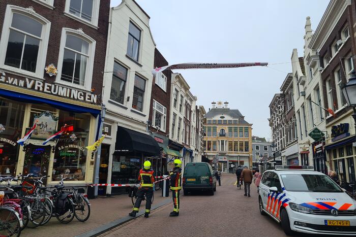 Kabel spandoek schiet door raam van woning