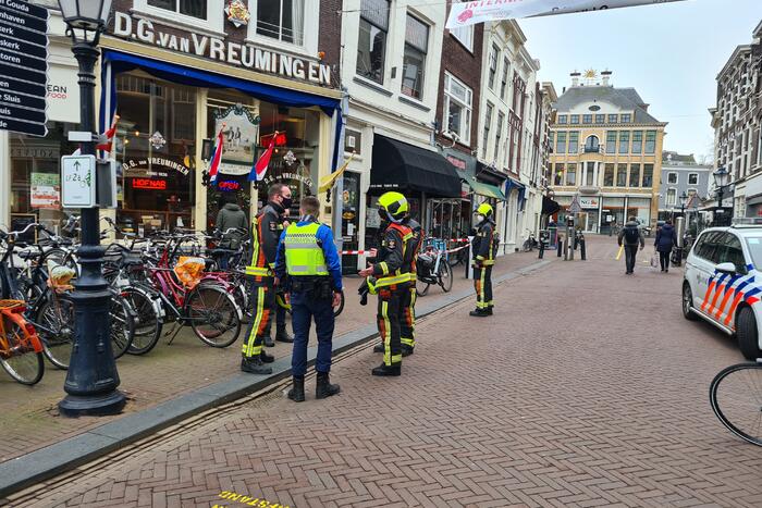 Kabel spandoek schiet door raam van woning