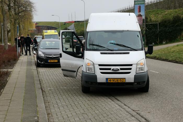 Brommer in de kreukels na botsing met bestelbus
