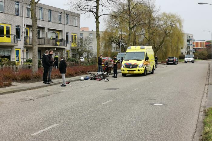 Brommer in de kreukels na botsing met bestelbus