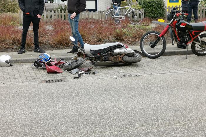 Brommer in de kreukels na botsing met bestelbus