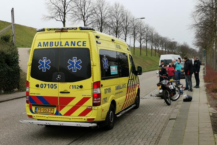 Brommer in de kreukels na botsing met bestelbus