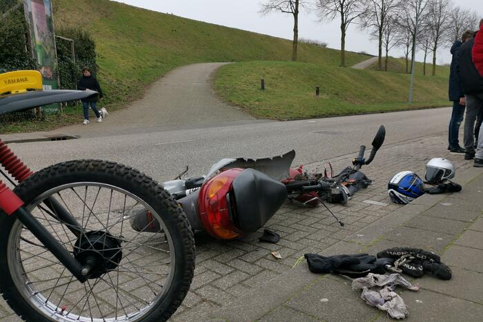 Brommer in de kreukels na botsing met bestelbus