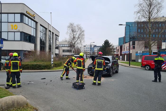Twee auto's met elkaar in botsing op kruising