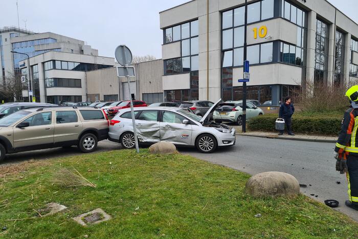 Twee auto's met elkaar in botsing op kruising