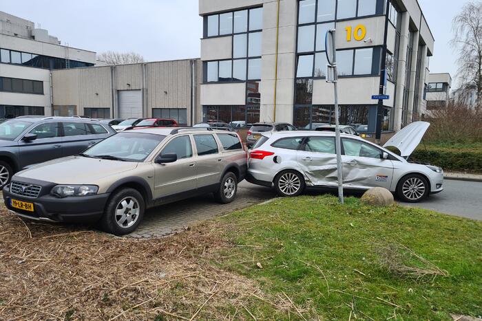 Twee auto's met elkaar in botsing op kruising