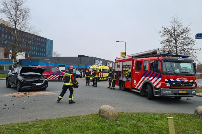 Twee auto's met elkaar in botsing op kruising