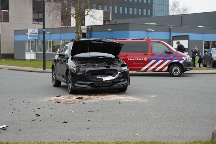 Twee auto's met elkaar in botsing op kruising