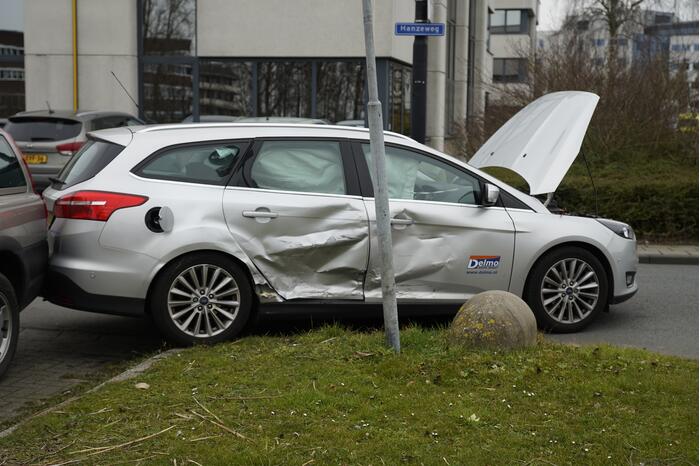 Twee auto's met elkaar in botsing op kruising